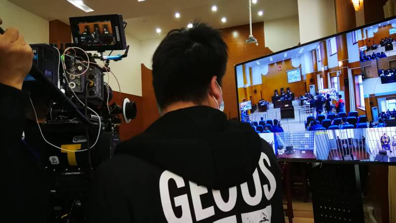AI生成VS人工创意——石屏县广告片拍摄公司的技术浪漫主义实践